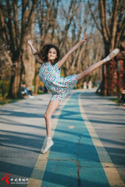 跳芭蕾舞的小女孩anca Berteanu，在和煦的阳光下翩然起舞 舞蹈图片 Powered By Discuz
