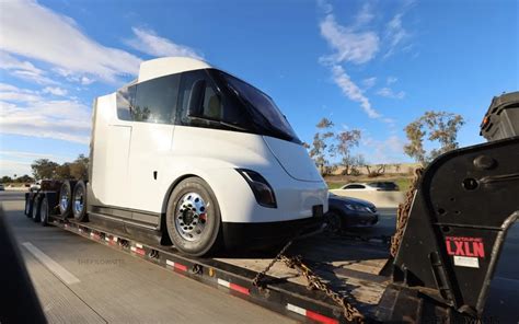 El camión eléctrico de Tesla vuelve a ser cazado y viene con novedades