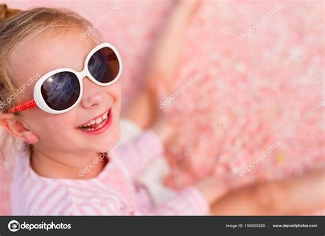 niña en la playa fotografía de stock © shalamov 156500328 depositphotos