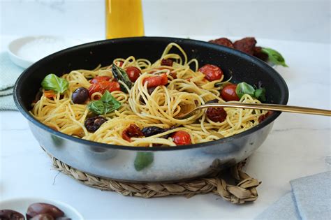 Spaghetti Mit Knoblauch Oliven Tomaten Und Oliven L