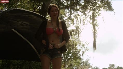 Sloane Coe Desnuda En SnakeHead Swamp