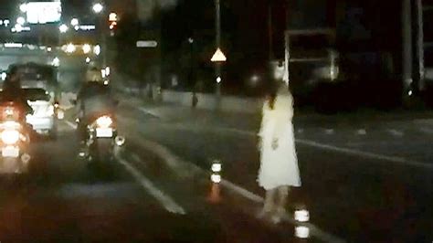 도로 한가운데 귀신처럼 서 있는 여자 ‘실종 여성 맨 인 블랙박스 28회 20170305 Youtube