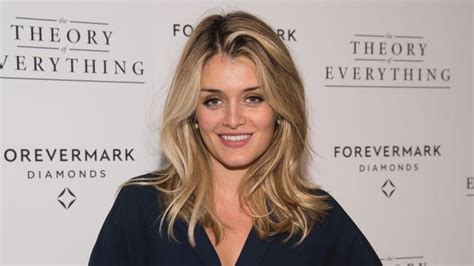 Daphne Oz Hits The Beach In Bikini One Month After Giving Birth Entertainment Tonight