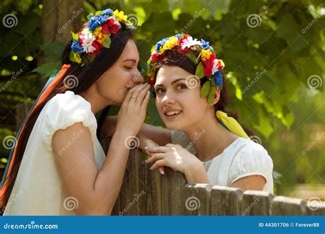 Ukraińskie Dziewczyny W Obywatelu Odziewają Zdjęcie Stock Obraz złożonej z giro tradycje