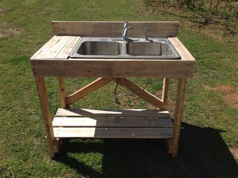 Upgrade your outdoor kitchen with the best sinks from the best brands, like alfresco, twin eagles and more! Vegetable washing station/old sink and pallet wood ...