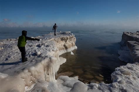 Lake Michigan has frozen over and the pictures are spectacular - Traveling Hobby