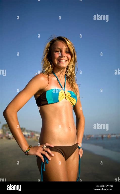 Süße Teenager Blondine Genießt Den Tag Am Strand Mit Surfbrett Stockfotografie Alamy