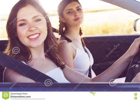 Jeunes Et Belles Filles Conduisant Une Voiture Image Stock Image Du