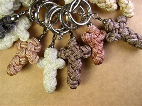 Also buckles, skulls, beads, paracord supplies 23 Attractive Paracord Keychains to Choose From - Patterns Hub
