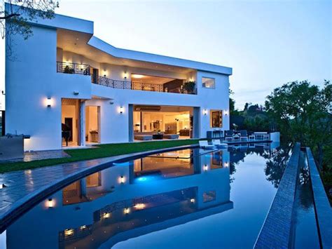 Caranya dengan membangun rumah dengan 2 lantai sehingga ada lebih banyak lahan yang bisa disediakan untuk pembuatan kolam renang. 65 Desain Rumah Mewah 2 Lantai Dengan Kolam Renang ...