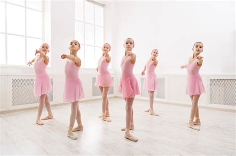 Niñas bailando ballet en estudio danza coreografiada por un grupo de