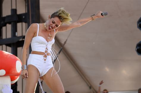 Miley Cyrus Cries Thanks Crowd At Las Vegas Concert First Show Since