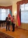 Botschafter Ramin Hasanov überreicht Jubiläumsmedaille an deutsche ...