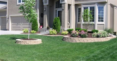 Your front yard presents to the world your home and a bit about you. midwest front yard landscaping ideas - Google Search | Garden! | Pinterest | Flowers, Front yard ...