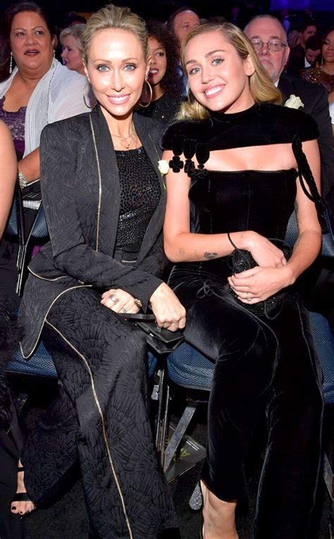 Miley Cyrus And Mom Tish Cyrus From Mothers And Daughters At 2018 Grammys E News