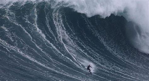 Is this the biggest wave ever surfed? - Esquire Middle East