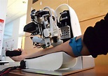 Un robot inteligente extrae sangre mejor que los médicos • Tendencias21