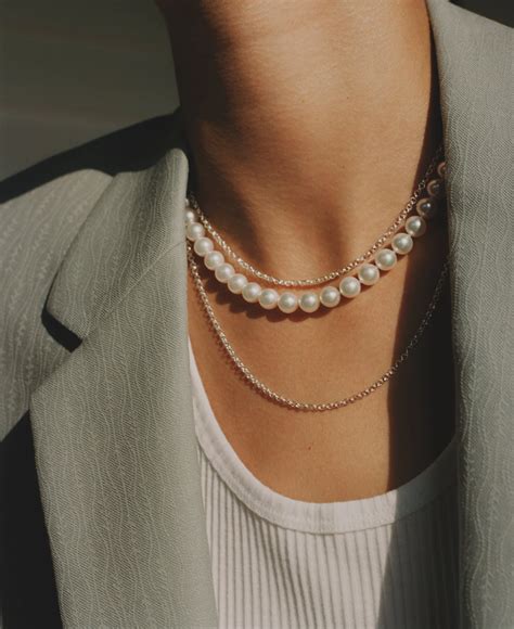 How To Wear Pearls Wearing Pearls Pearl Necklace Outfit How To Wear