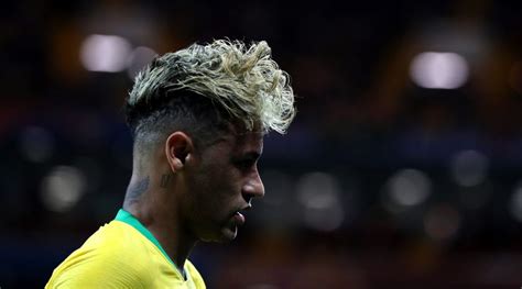 Neymar hat auf die kritik an seiner person und an seiner frisur reagiert. Neymar nahm Friseur zur WM mit | Sky Sport Austria