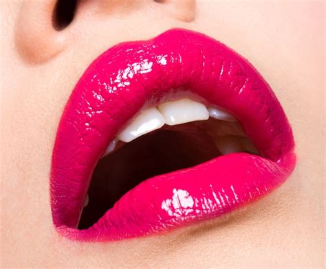 キスを与える美しいセクシーな赤い唇のクローズアップ写真 無料の写真