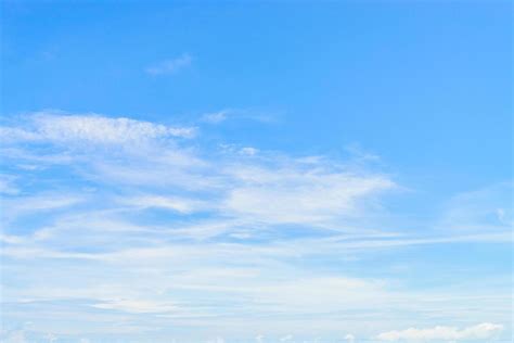 hermosa nube blanca sobre fondo de naturaleza de cielo azul 2197303 foto de stock en vecteezy