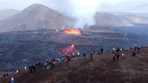 Tens Of Thousands Trek To Glimpse Erupting Iceland Volcano Gma News