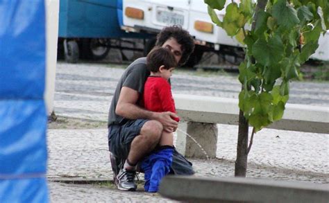 Eriberto Leão ensina filho a fazer xixi na rua TV Foco