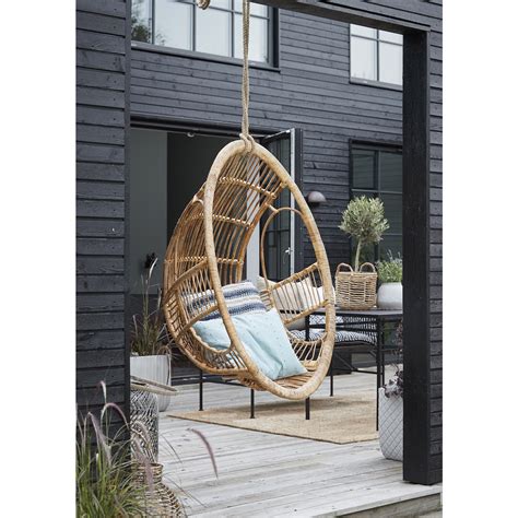 The inside has enough cushioning to ensure you have a relaxing lounging, reading. Rattan Hanging Egg Chair