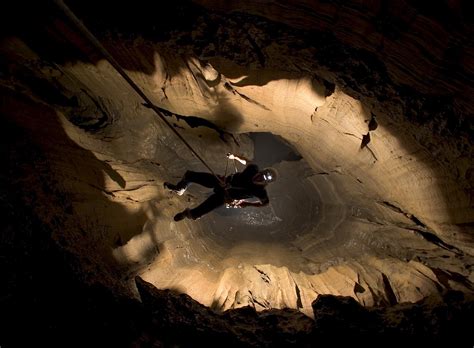 Plongez Dans Le Gouffre De Krubera La Grotte Naturelle La Plus