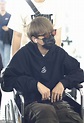 組圖：秦霄賢坐輪椅現身機場 小心接過粉絲贈送的小禮物 - 新浪香港