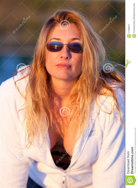Mujer Rubia Envejecida Media Atractiva En La Playa Imagen De Archivo Imagen De Playa Rubio