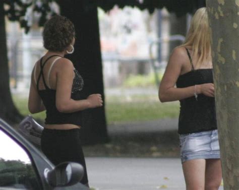 Picchiava E Rapinava Prostitute Lasciandole Poi Nude Per Strada Il Tirreno