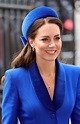 Com safiras de Diana, Kate Middleton surge radiante com look azul para ...