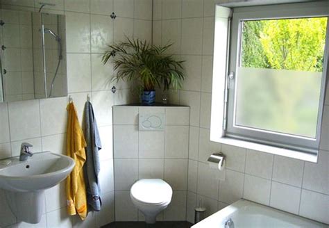 Die sichtschutzfolie für badezimmer ist nicht nur nutzvoll, sondern ist kann auch eine originelle dekoration auf dem fenster. Sichtschutzfolie für Badezimmer- interessante Ideen ...