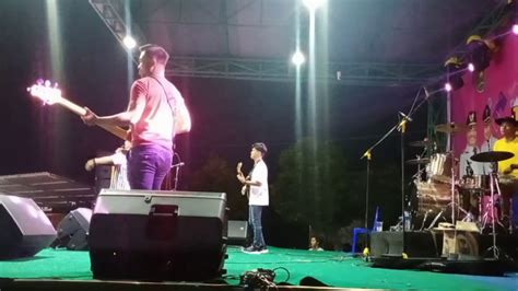 Garasi adalah grup musik indonesia beraliran electronic rock yang terbentuk pada akhir 2005. Hilang - Garasi Band | Live Cover Eleven O'clock - YouTube