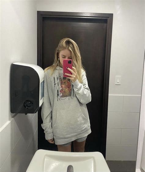 Chill Mirror Selfie Of Blond Girl Aesthetic Blonde Girl Mirror