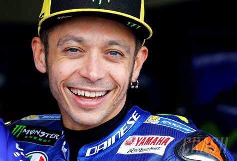 Motogp Valentino Rossi Re Signs For Yamaha News Crash