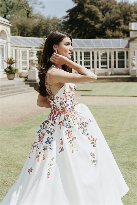 20 Extraordinary Floral Wedding Dresses Millennial Brides Will Love