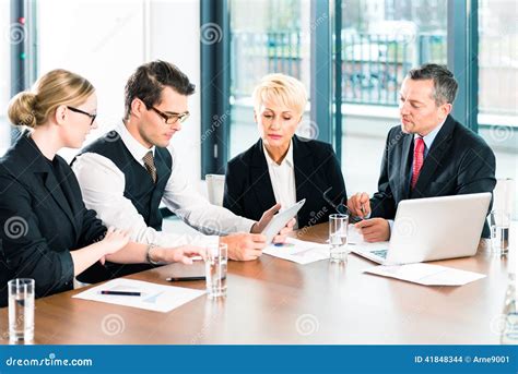 Negocio Reunión En La Oficina Gente Que Trabaja Con El Documento