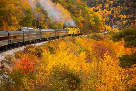 This Fall Train Ride Near Toronto Takes You Through A Valley Of Autumn