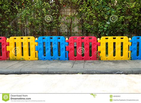 孩子的塑料篱芭 库存图片 图片 包括有 乐趣 背包 照亮 童年 空白 蓝色 五颜六色 黄色 48492953