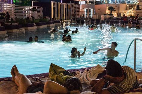 Las Vegas resort pools packed with little fear of pandemic : vegas
