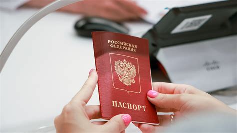 Путин подписал закон об изъятии загранпаспортов у призванных на военную