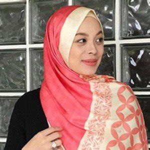 Her birthday, what she did before fame, her family life, fun trivia facts, popularity rankings, and more. Vivy Yusof - Bio, Facts, Family | Famous Birthdays