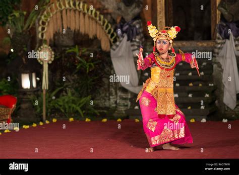 Danse Barong Traditionnelle Dans Un Ancien Temple Hindou à Bali Barong