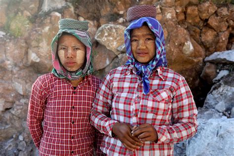 Staub Und Buddhas überall Das Marmordorf Sagyin In Myanmars Bergen N