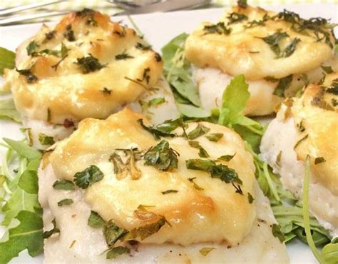 Gambas merluza al horno con patatasdos filetes grandes de merluza congelada tres patatas una cebolla tres tomates nata de cocina queso enmental, sal, pimienta negra. Receta de Merluza al horno con mayonesa