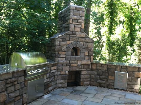 The Benefits Of An Outdoor Fireplace Or Fire Pit In Landscaping Designs
