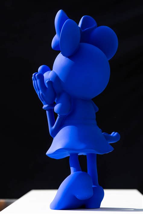 Minnie Hippie Bleu Ultra Matt Por Xavier Wttrwulghe 2021 Escultura