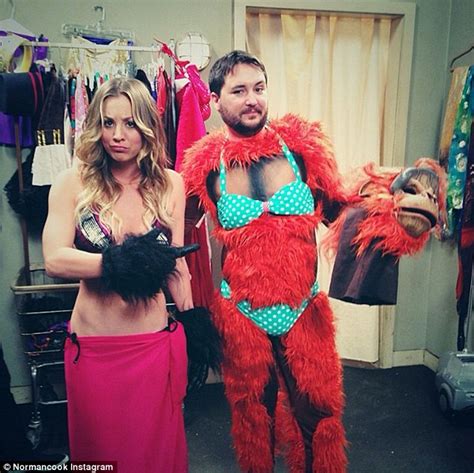 Kaley Cuoco Poses With Big Bang Theory Co Star Wil Wheaton Daily Mail